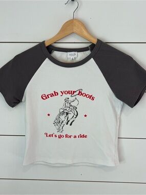 LE LIS Y2K Western Cowboy Crop white Tee Charcoal raglan sleeves‎